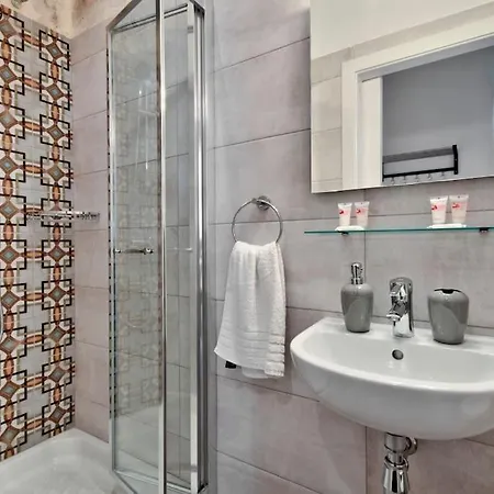 Old 5 By Vallettastay Apartment