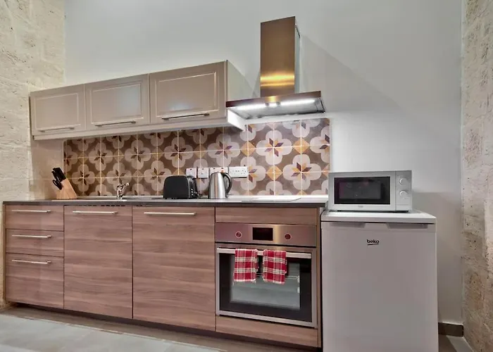 Old 5 By Vallettastay * Valeta